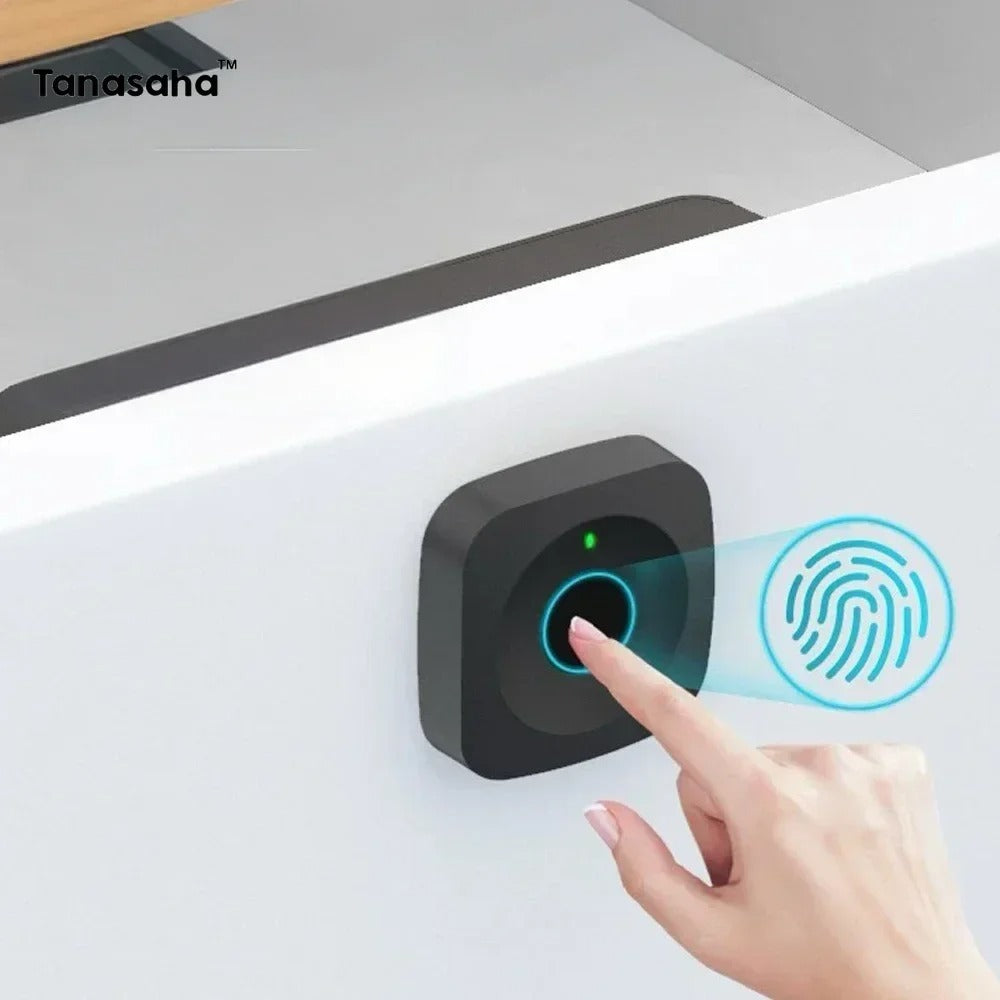 Cerradura biométrica negra instalada en un cajón blanco con apertura mediante huella digital
