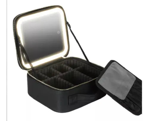 Cosmetiquera negra abierta con espejo LED iluminado y compartimentos internos ajustables.
